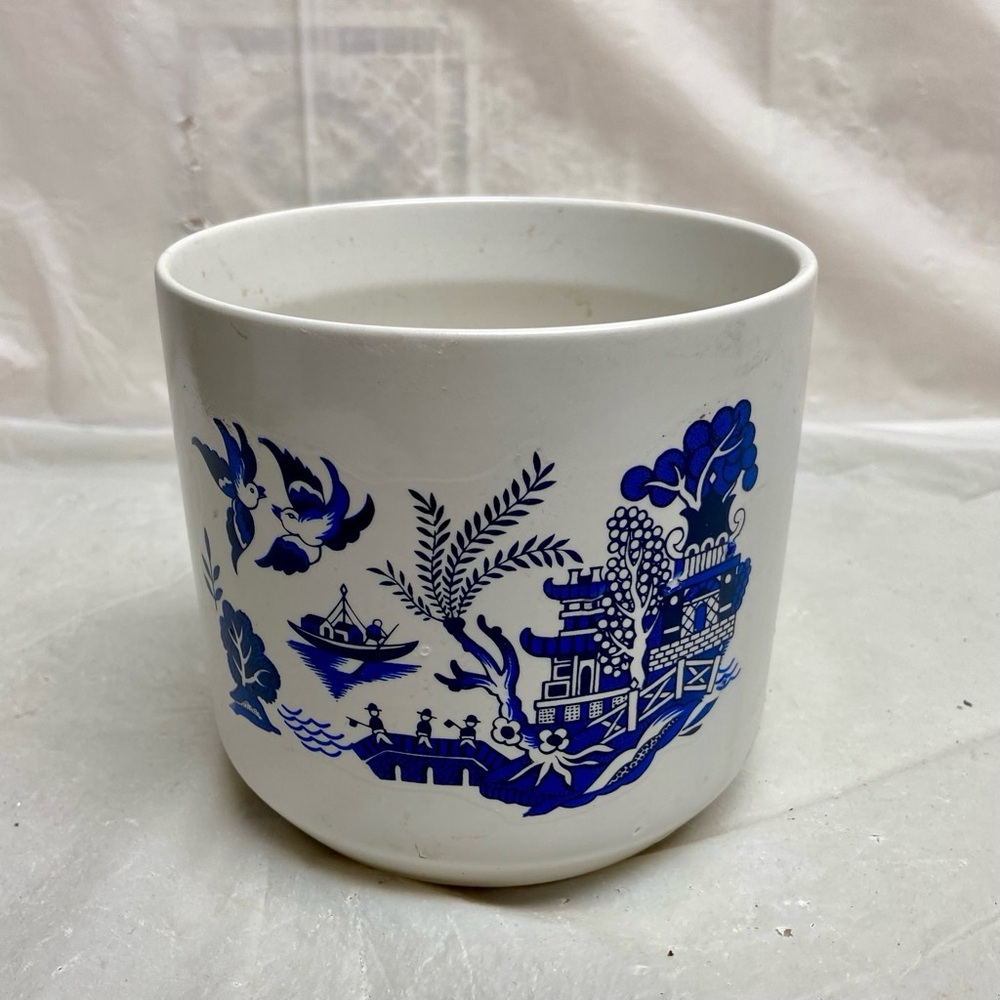Vintage, Blue Willow  Flower Vase or Planter  4.5in H x 5in D